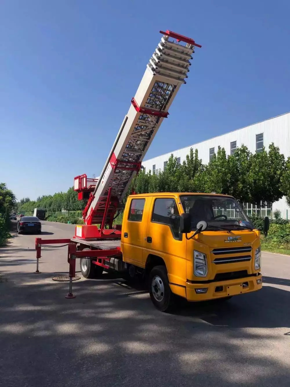 兴宁附近的云梯车出租服务：轻松解决高空作业需求